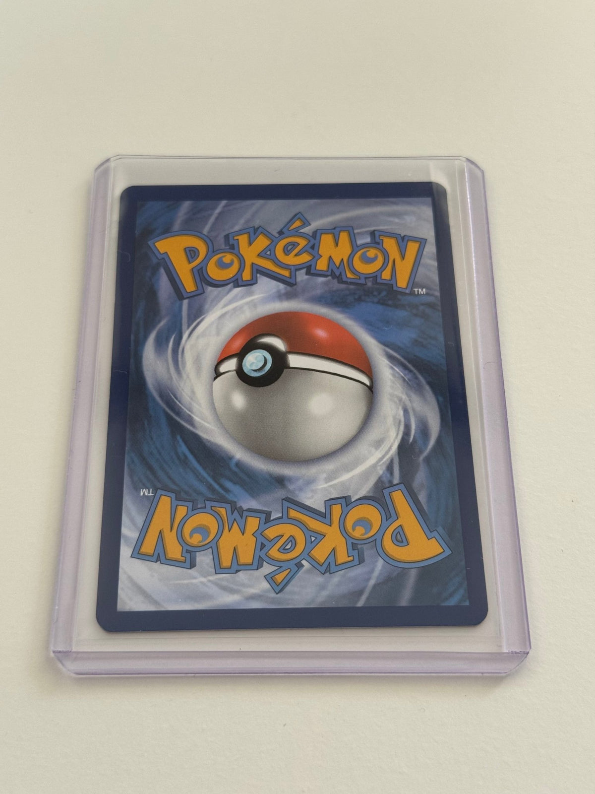 Pokémon-Karte mit Pokéball-Illustration, im transparenten Schutzcase