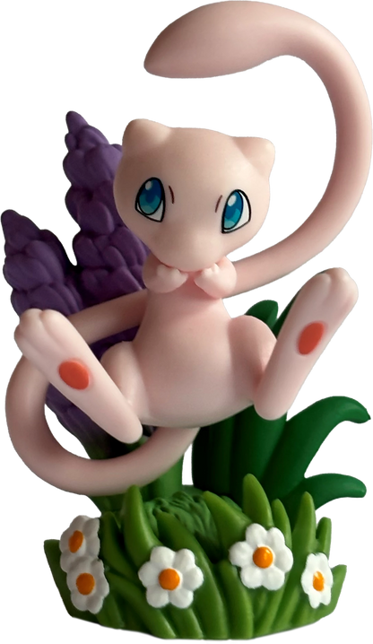 Mew-Figur in Creme mit violetter Schwanzspitze und grünen Blumen, freistehend