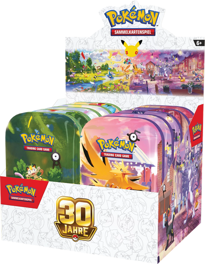 Pokémon-Minidose-Set mit zwei Kartenspielen im Fenster und 30-Jahre-Emblem
