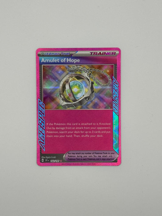 Trainer-Karte „Amulet of Hope“ mit violettem Rand und Farb-Illustration