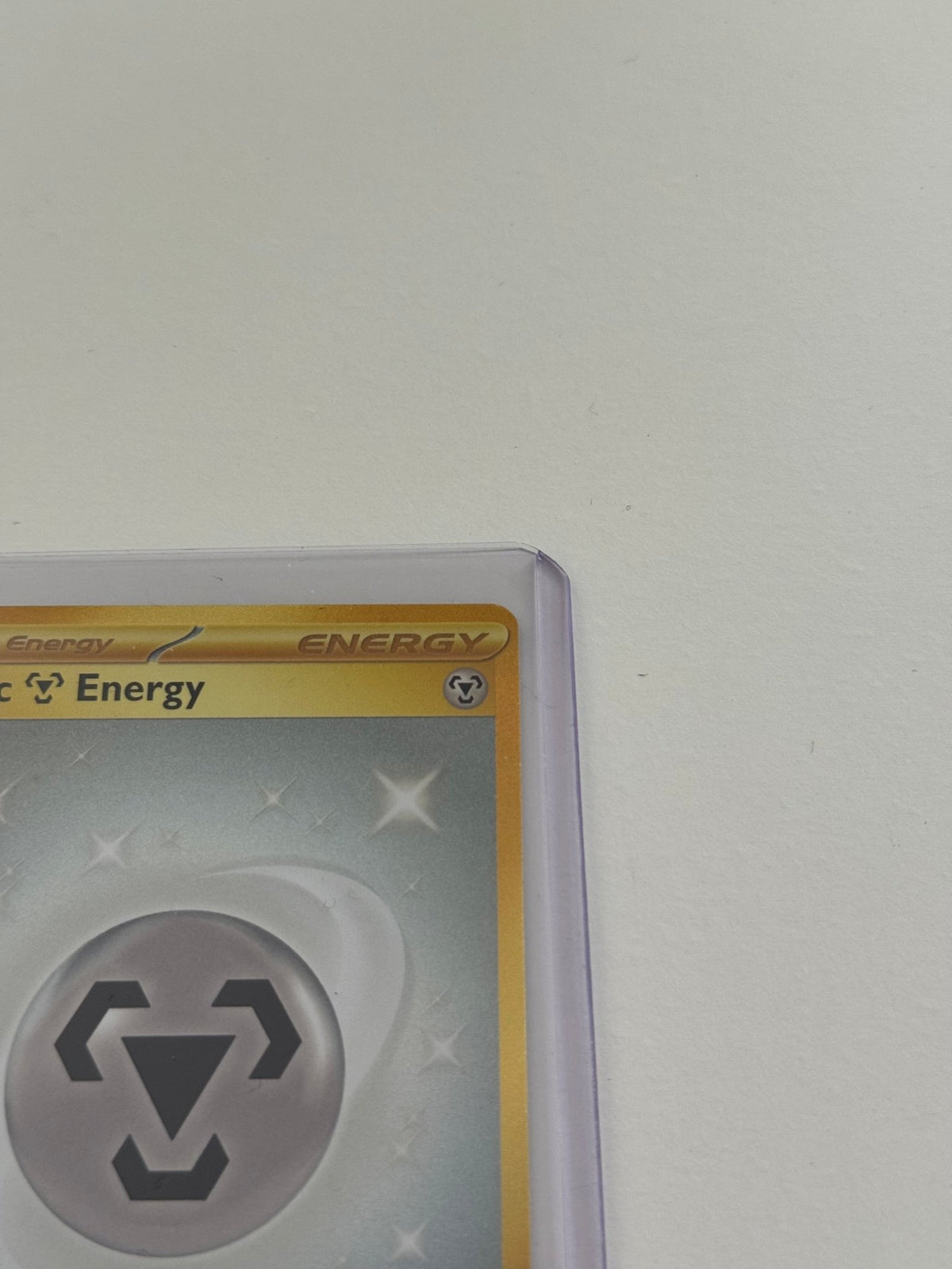 Pokémon-Energiekarte Basic Energy, Detailansicht des Rahmens im Schutzcase