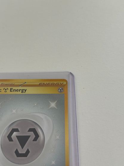 Pokémon-Energiekarte Basic Energy, Detailansicht des Rahmens im Schutzcase