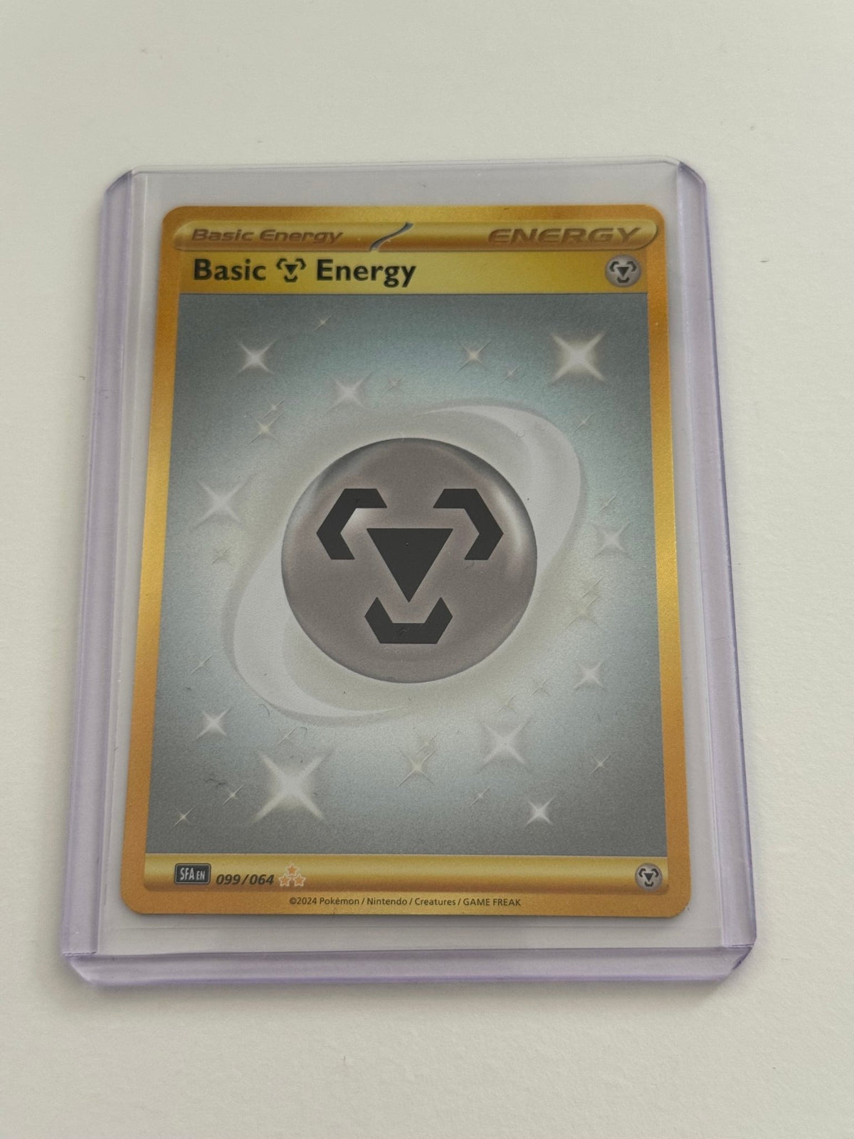 Pokémon-Energiekarte Basic Energy mit Kreislauf-Symbol, in transparentem Schutzcase
