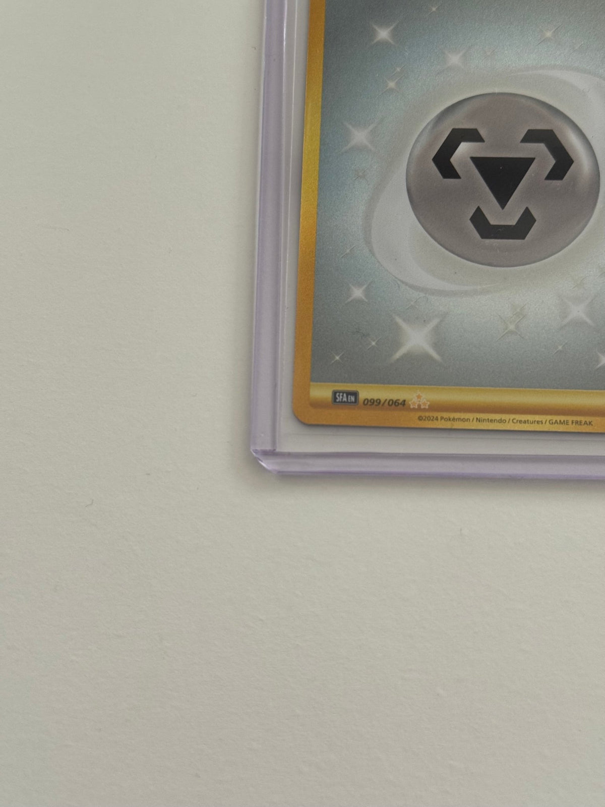 Pokémon-Energiekarte Basic Energy, Nahaufnahme mit Kreislauf-Symbol und Kartenrand