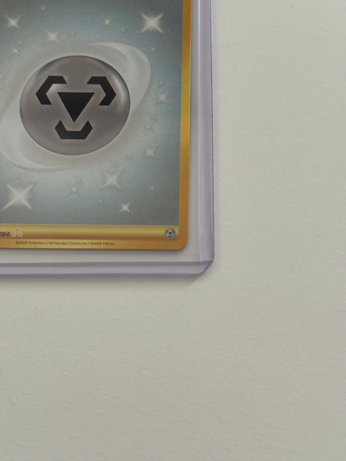 Pokémon-Energiekarte Basic Energy, Nahaufnahme des Kreislauf-Symbols im Schutzcase