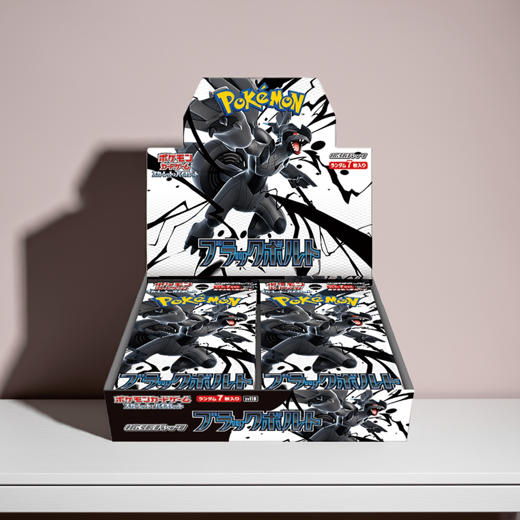 Pokémon Booster-Box, dreiviertel Ansicht, schwarzes Frontmotiv mit Pokémon-Silhouette