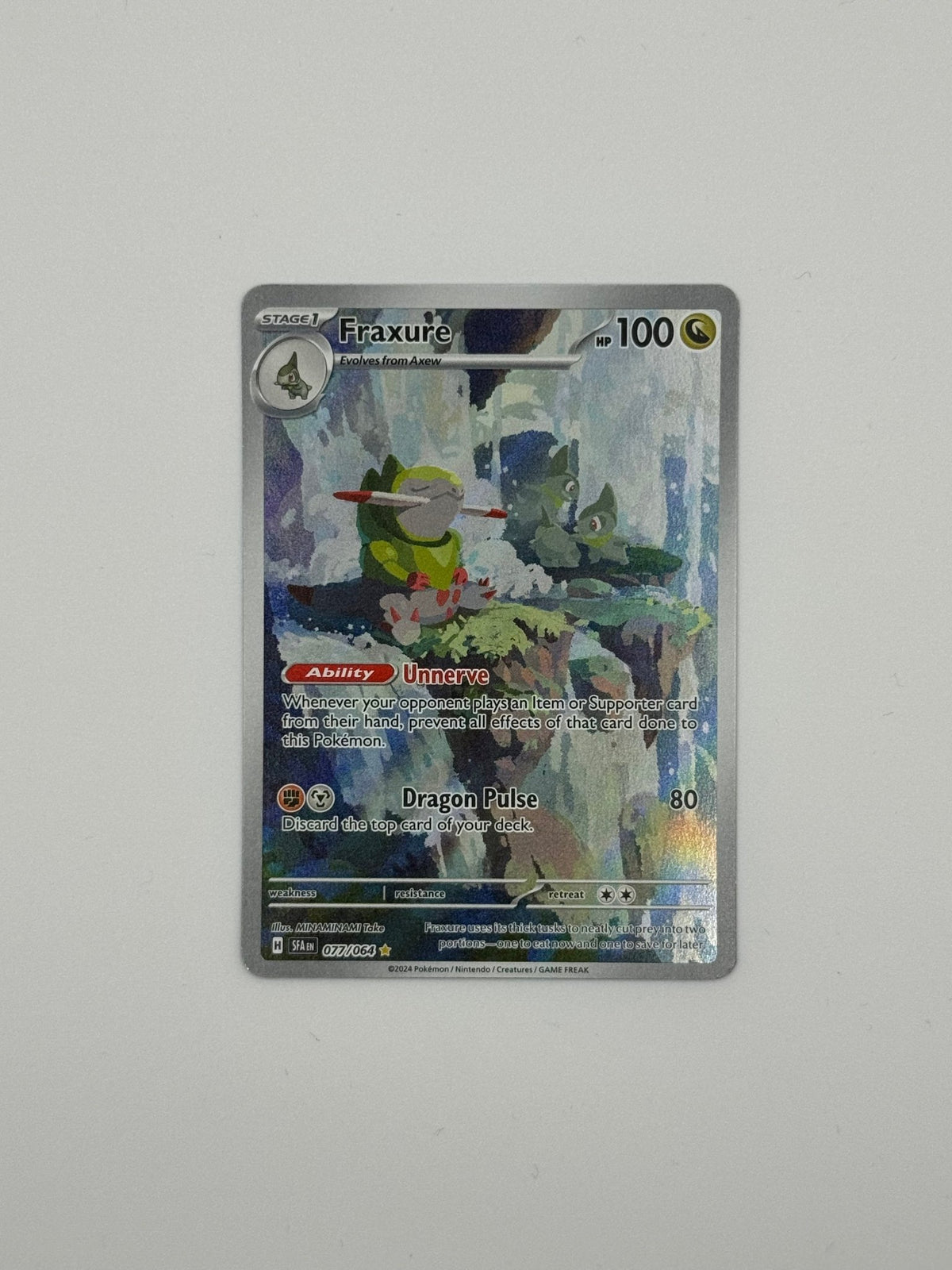Fraxure – Secret Rare Illustration (077/064) | Paldean Fates Shiny Vault (EN) | – jetzt bestellen bei Pokécado Kaufmann
